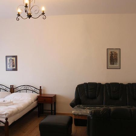 Hotel Cerny Kun Louny Zewnętrze zdjęcie