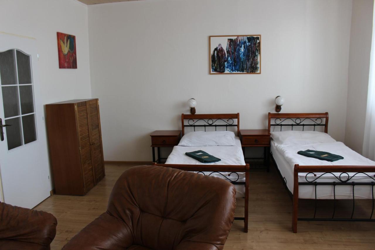 Hotel Cerny Kun Louny Zewnętrze zdjęcie