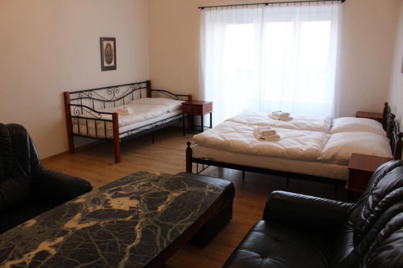 Hotel Cerny Kun Louny Zewnętrze zdjęcie