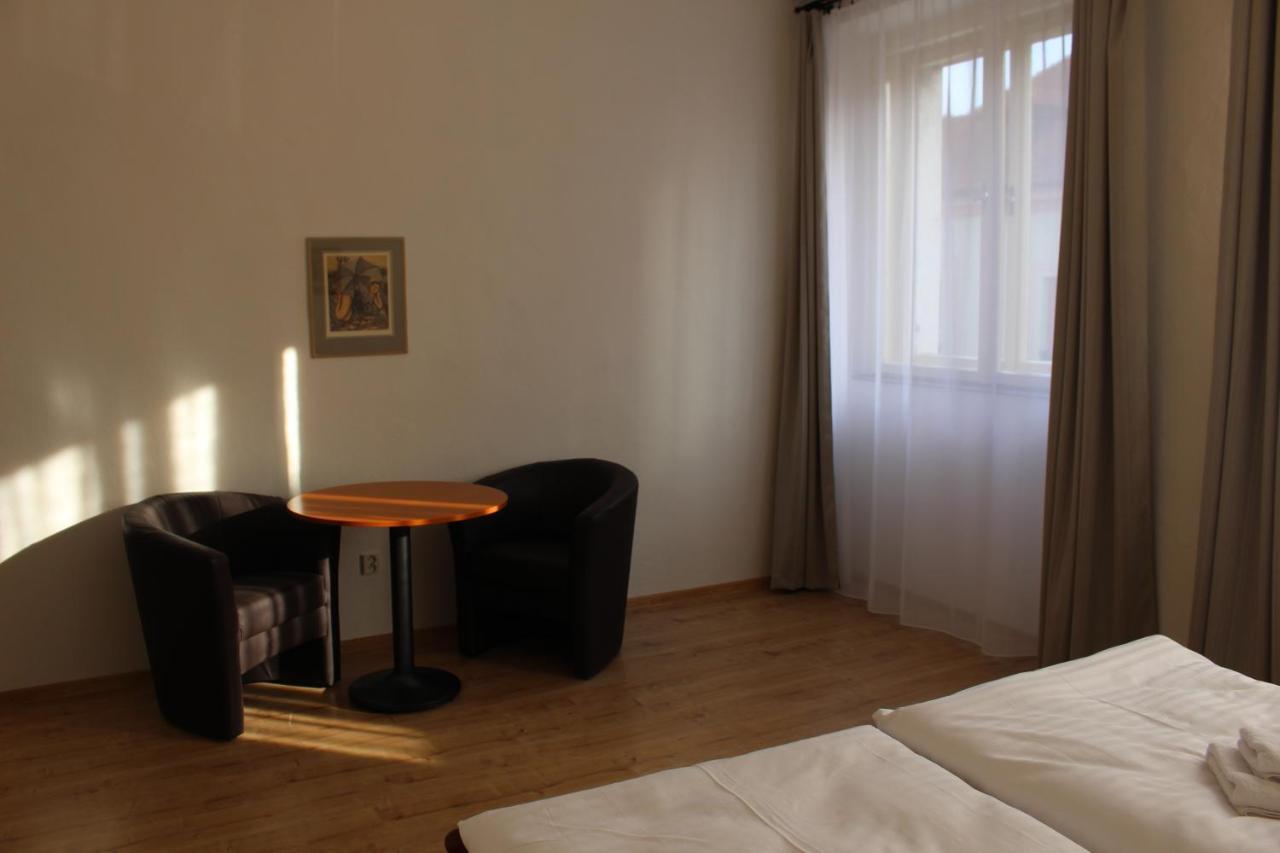 Hotel Cerny Kun Louny Zewnętrze zdjęcie