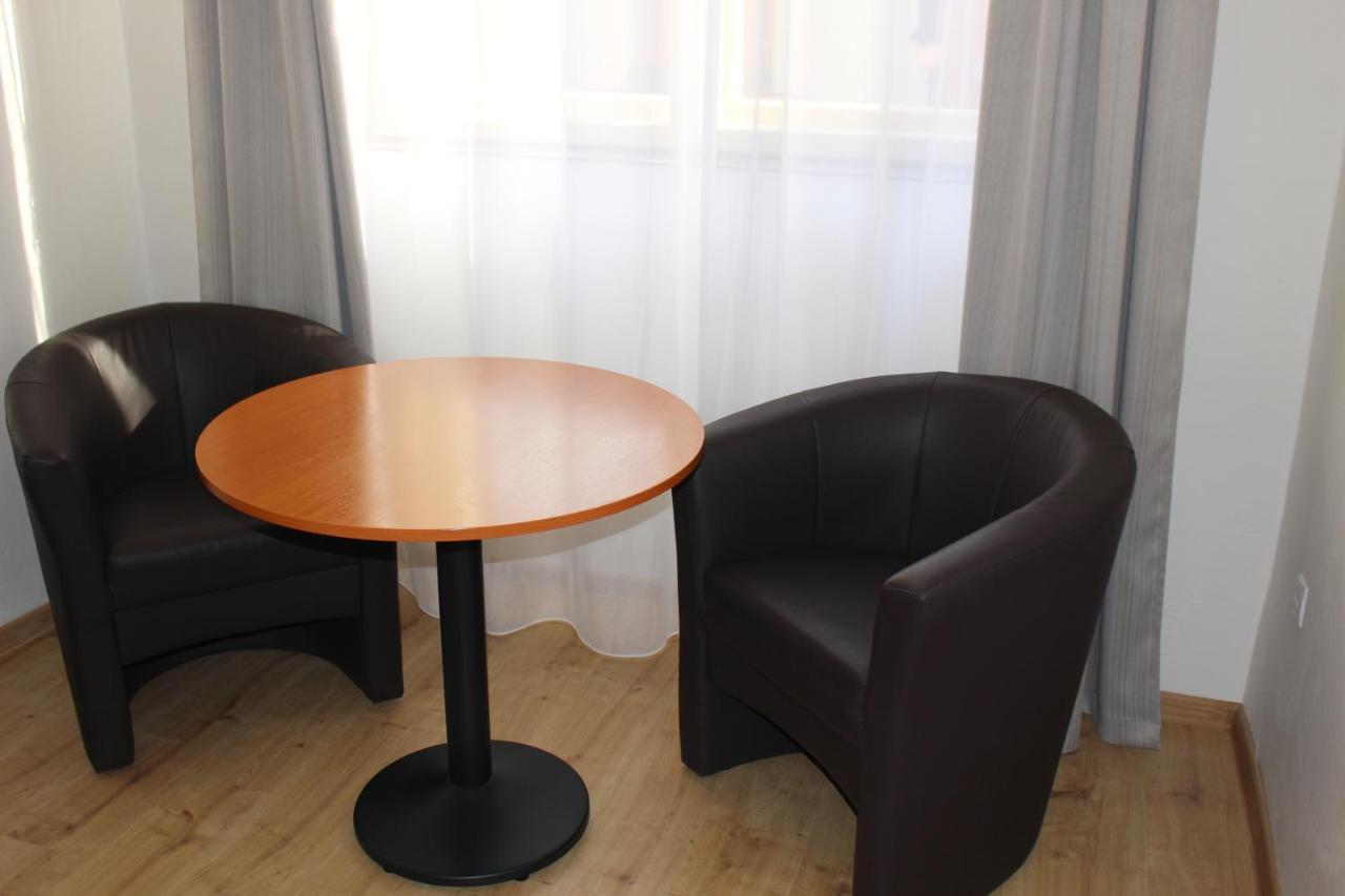 Hotel Cerny Kun Louny Zewnętrze zdjęcie