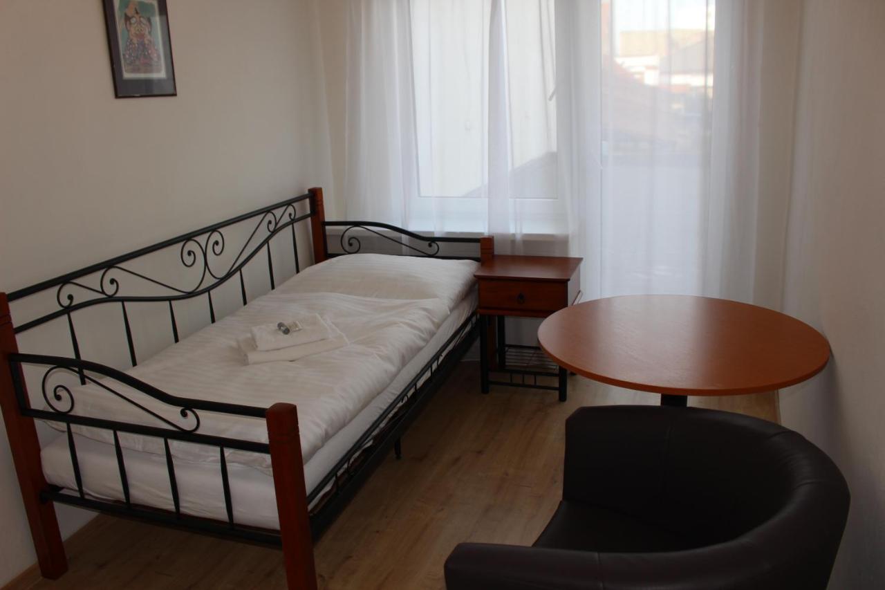 Hotel Cerny Kun Louny Zewnętrze zdjęcie