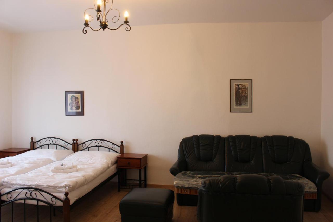 Hotel Cerny Kun Louny Zewnętrze zdjęcie