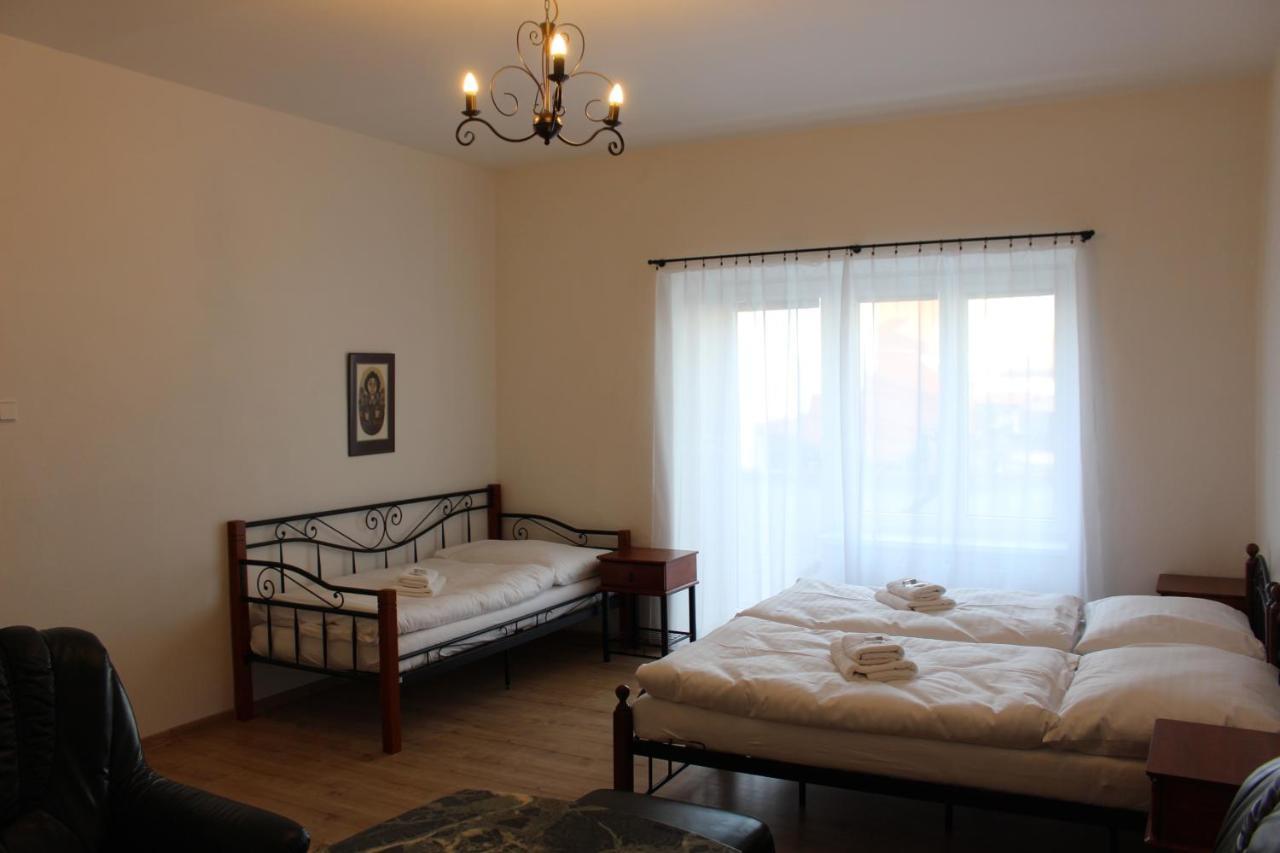 Hotel Cerny Kun Louny Zewnętrze zdjęcie