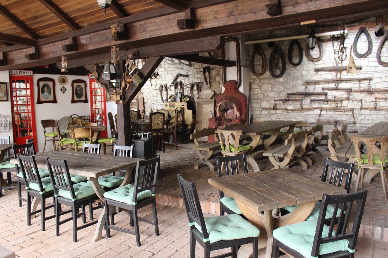 Hotel Cerny Kun Louny Zewnętrze zdjęcie