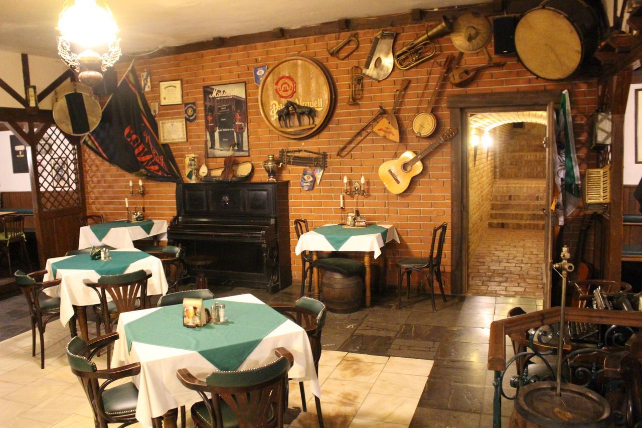 Hotel Cerny Kun Louny Zewnętrze zdjęcie