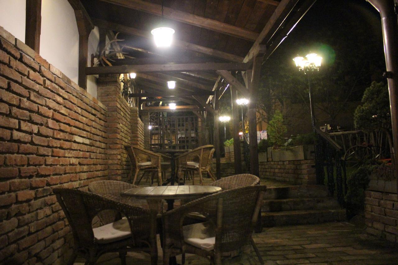 Hotel Cerny Kun Louny Zewnętrze zdjęcie