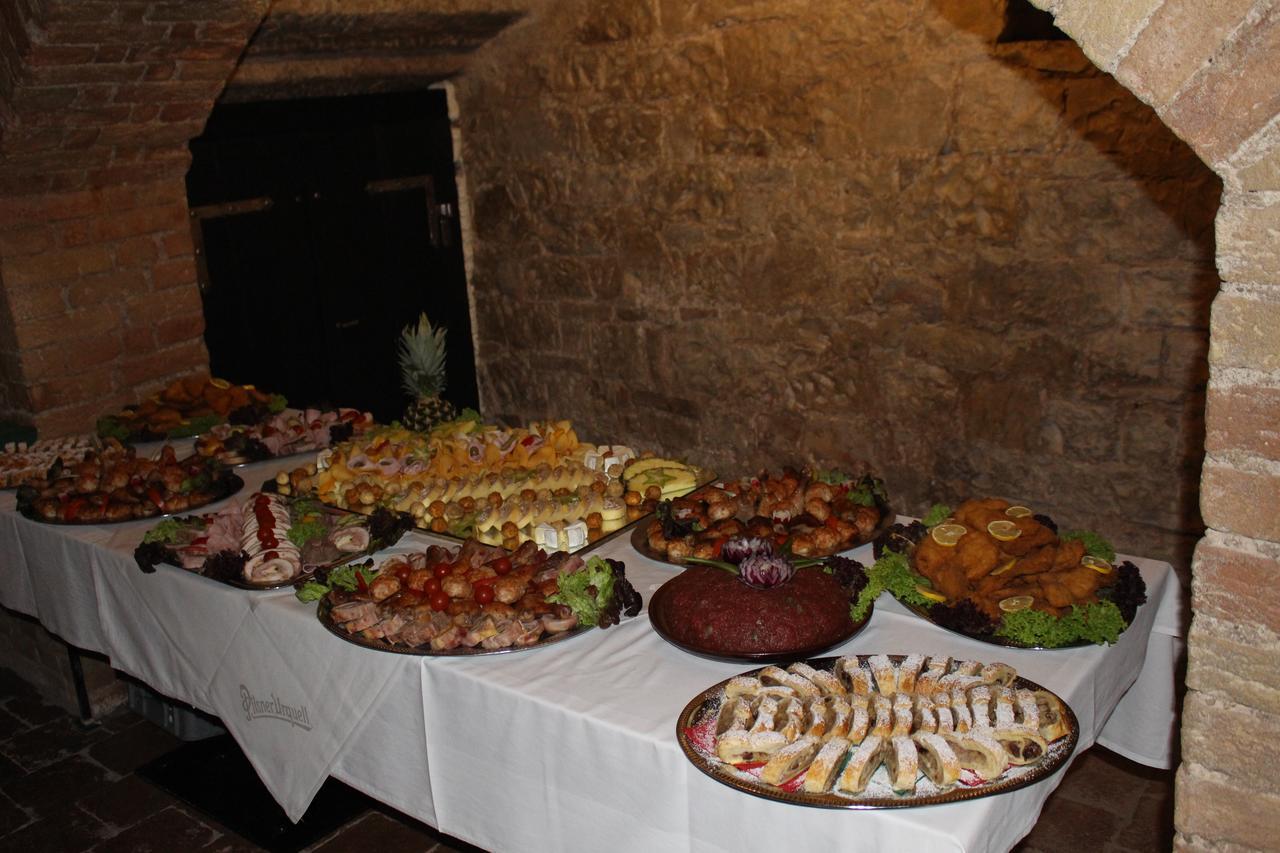 Hotel Cerny Kun Louny Zewnętrze zdjęcie