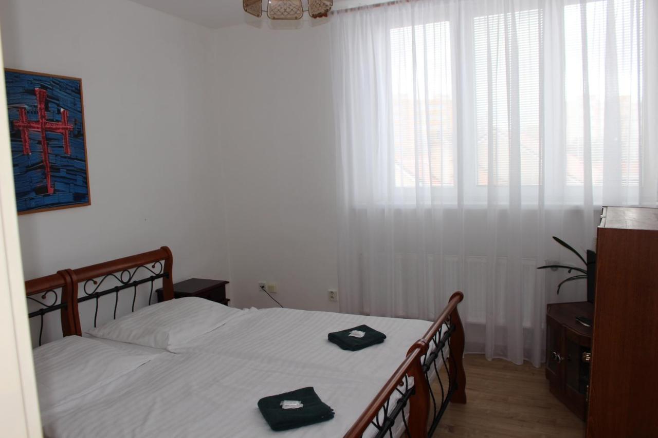 Hotel Cerny Kun Louny Zewnętrze zdjęcie