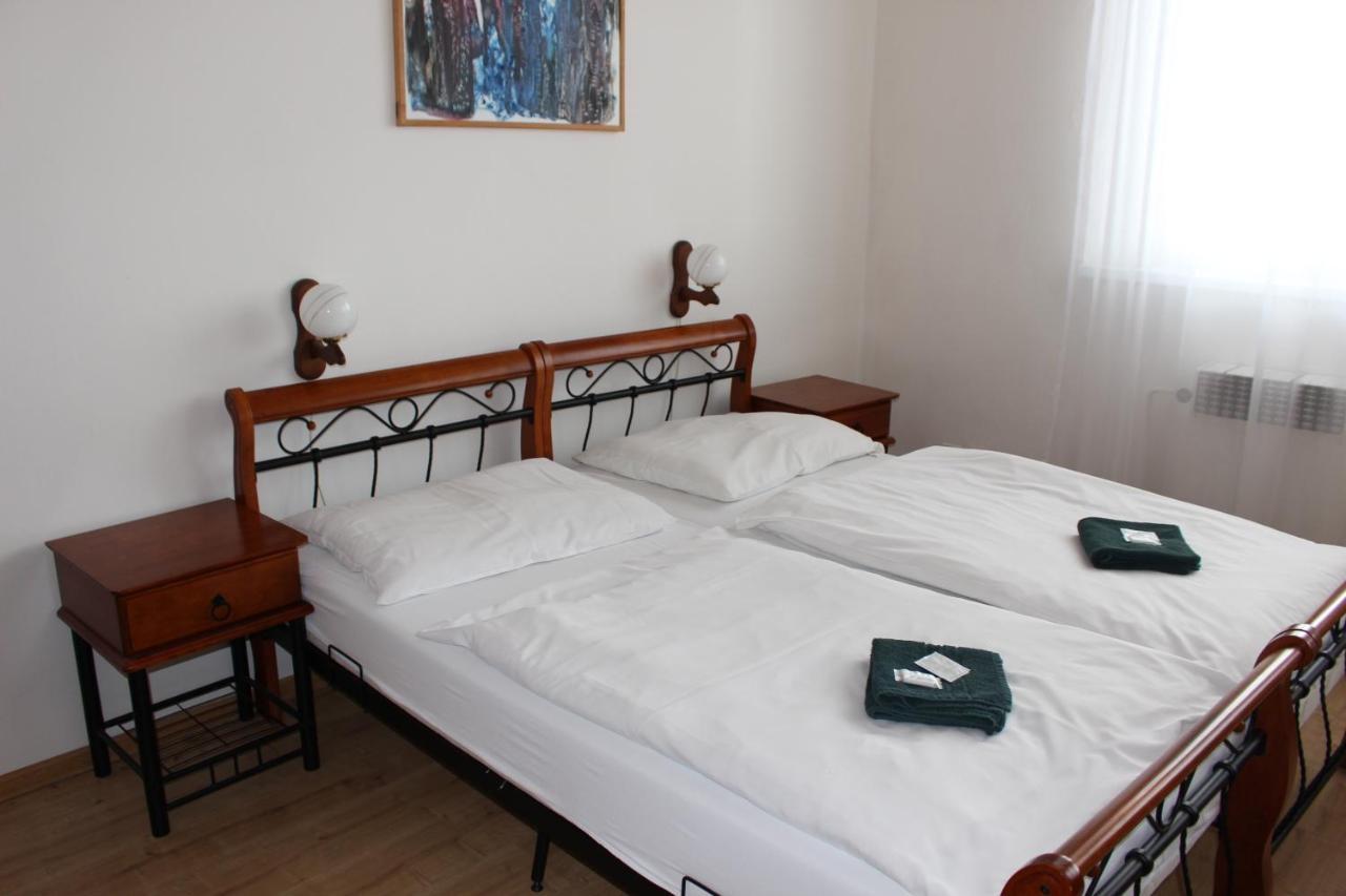 Hotel Cerny Kun Louny Zewnętrze zdjęcie