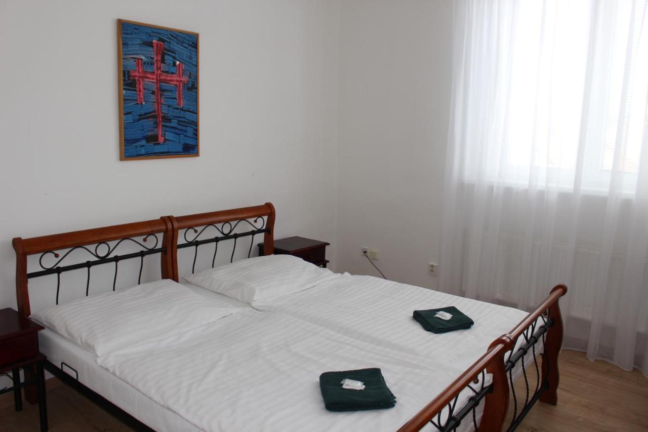Hotel Cerny Kun Louny Zewnętrze zdjęcie