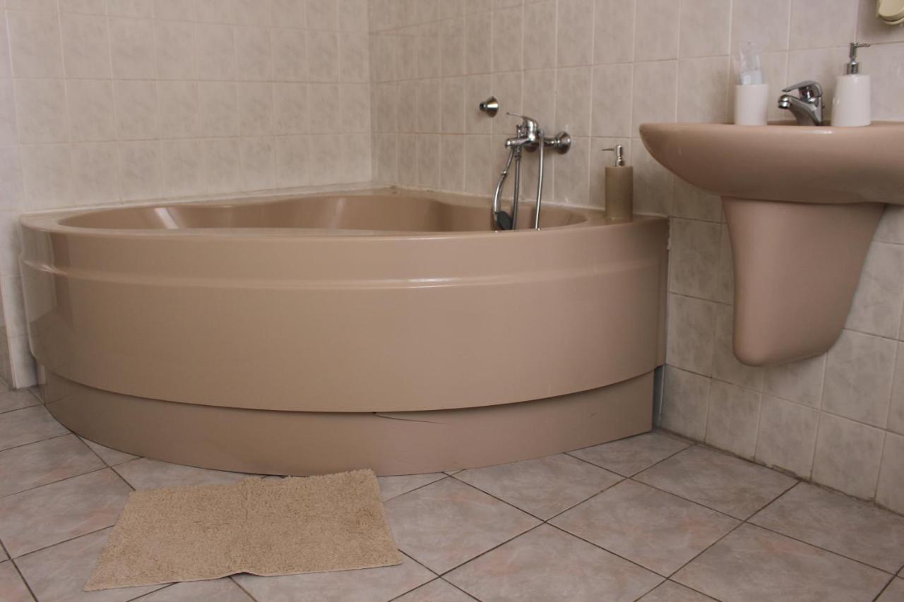 Hotel Cerny Kun Louny Zewnętrze zdjęcie
