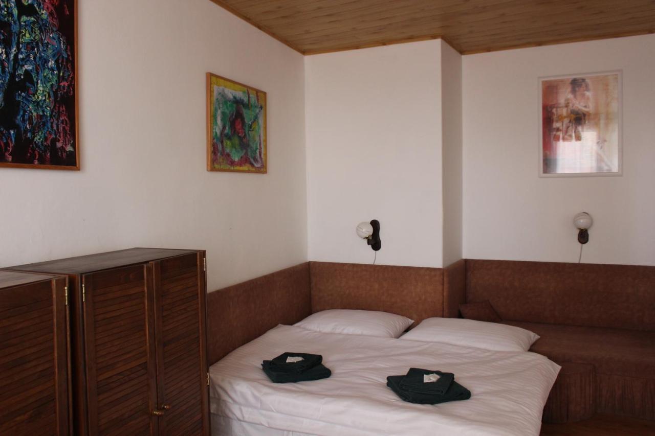 Hotel Cerny Kun Louny Zewnętrze zdjęcie